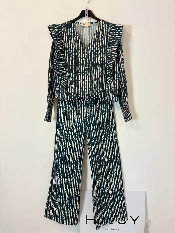 9MAS5. Total look estampado azul petróleo. T S