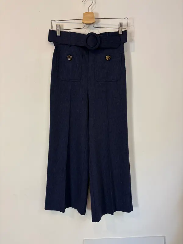 AC by ALBA CONDE. Pantalón azul espiga botones
