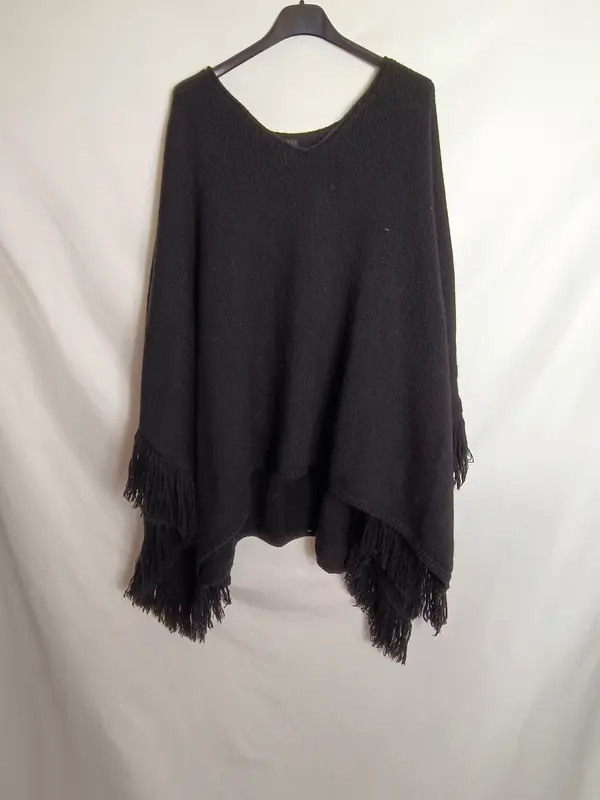 ACCESORIZE. Poncho negro flecos