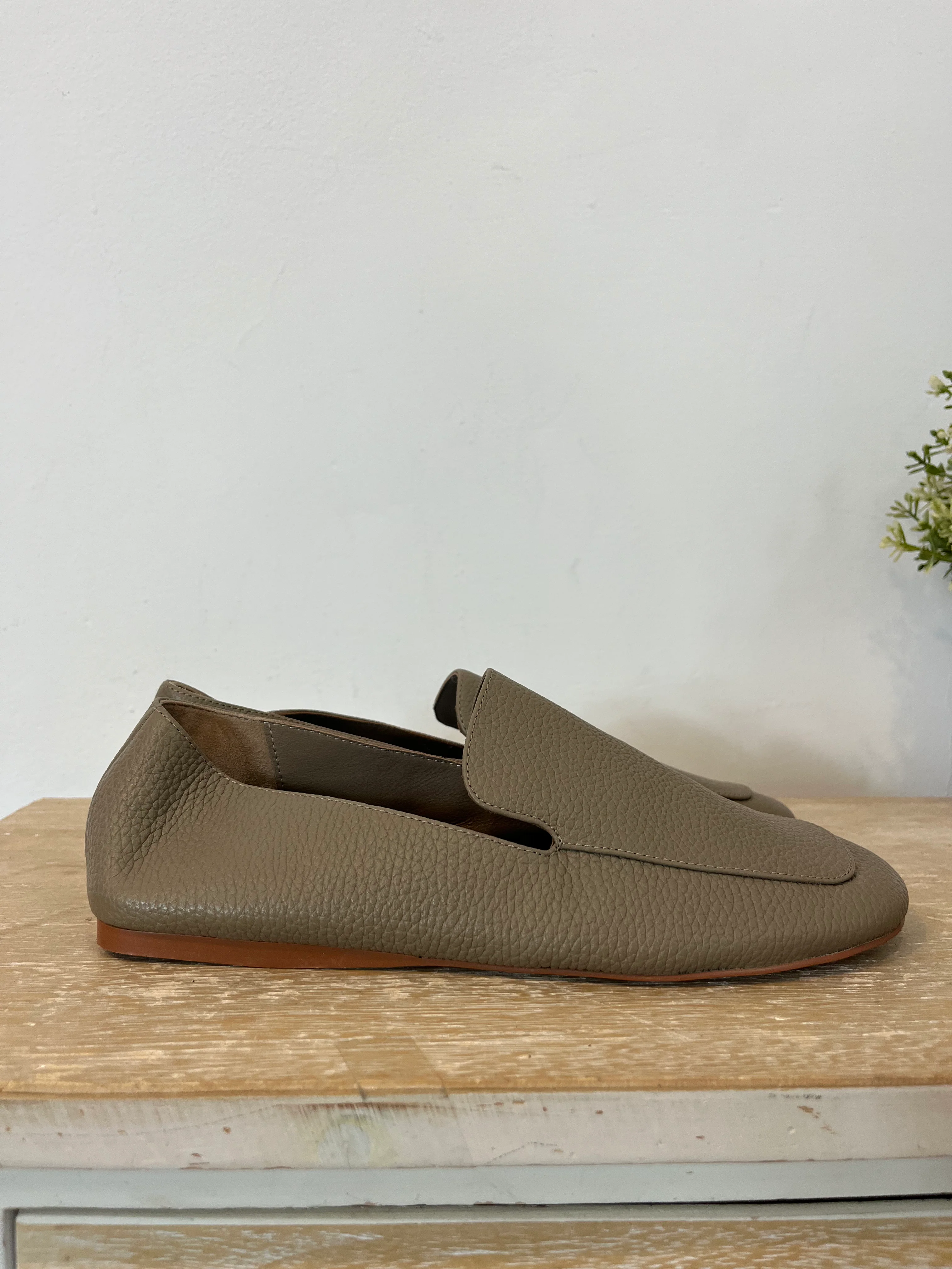 ADOLFO DOMINGUEZ. Mocasines piel textura. T 38