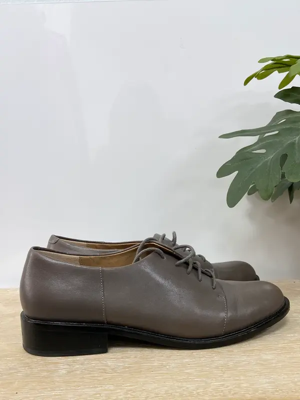 ADOLFO DOMINGUEZ. Zapato plano cordones T.38