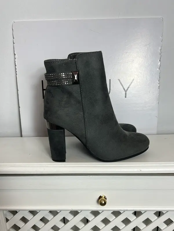 AITA. Botines grises detalles. T 40