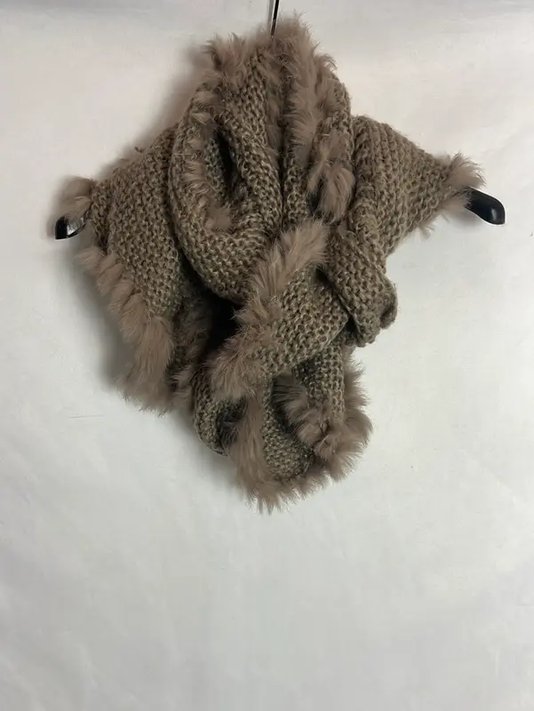 AÏTA. Cuello punto y pelo