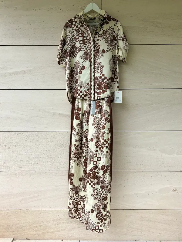 ALÉMAIS. Conjunto fluido  satinado estampado