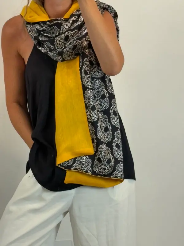 ALEXANDER McQUEEN. Pañuelo con cashmere calaveras