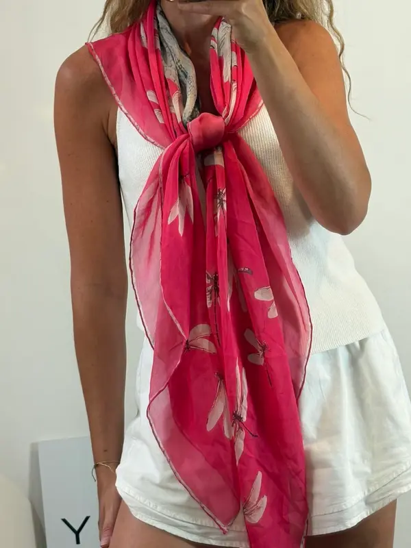 ALEXANDER McQUEEN. Pañuelo de seda rosa calavera