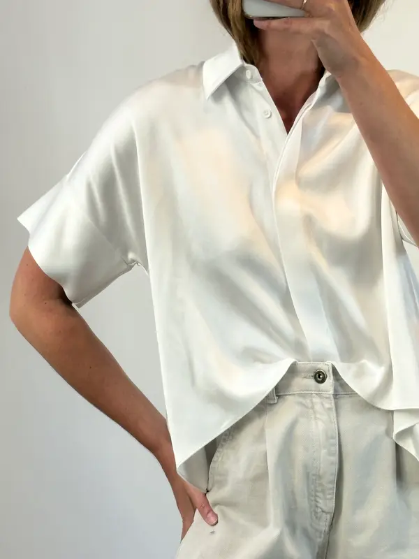 ALICE + OLIVIA. Blusa blanca vuelo satinada