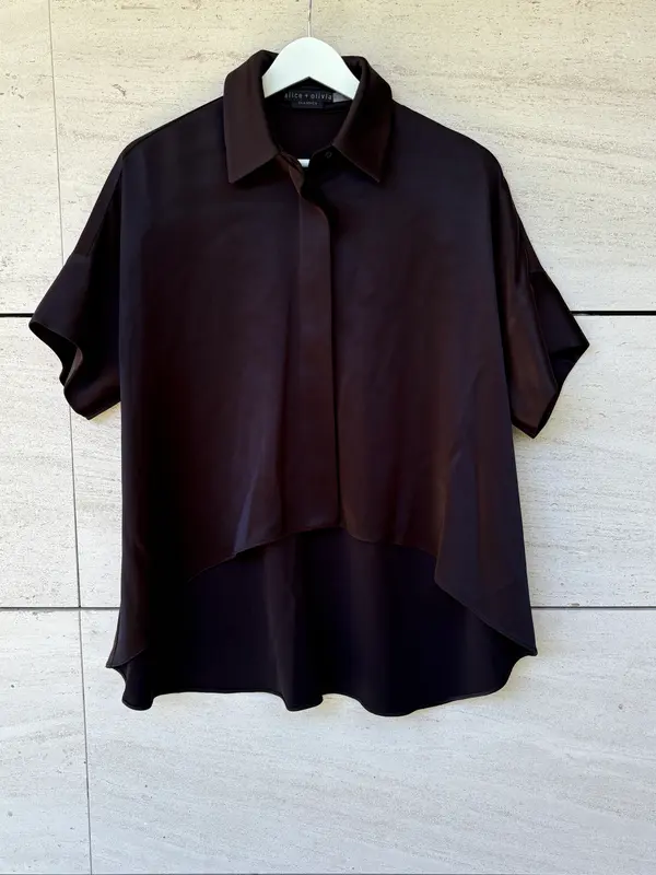 ALICE + OLIVIA. Blusa negra vuelo satinada
