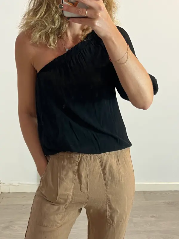 AMEÉ. Top negro asimétrico T.u(s/m)