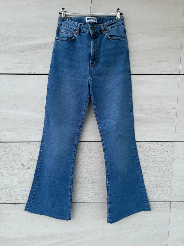 ANDESITES. Denim ligeramente acampando