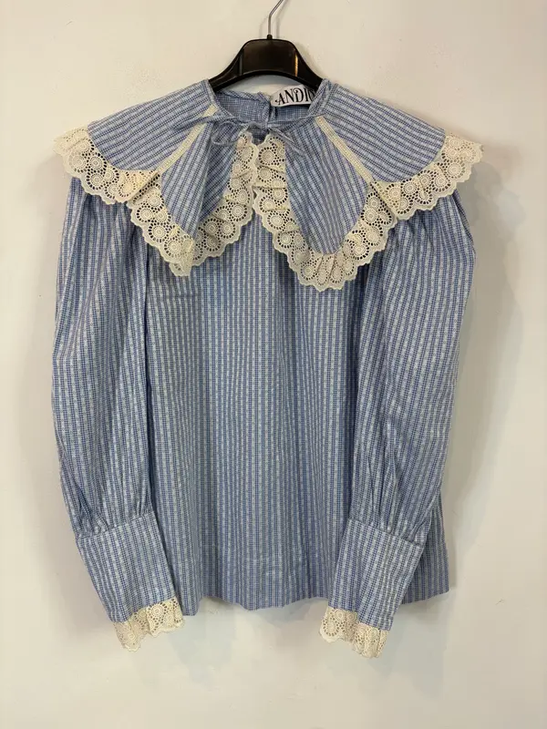 ANDION. Blusa azul detalle cuello