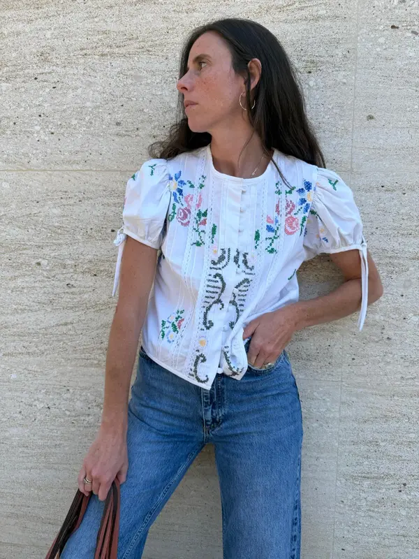 ANDION. Blusa blanca bordada a mano