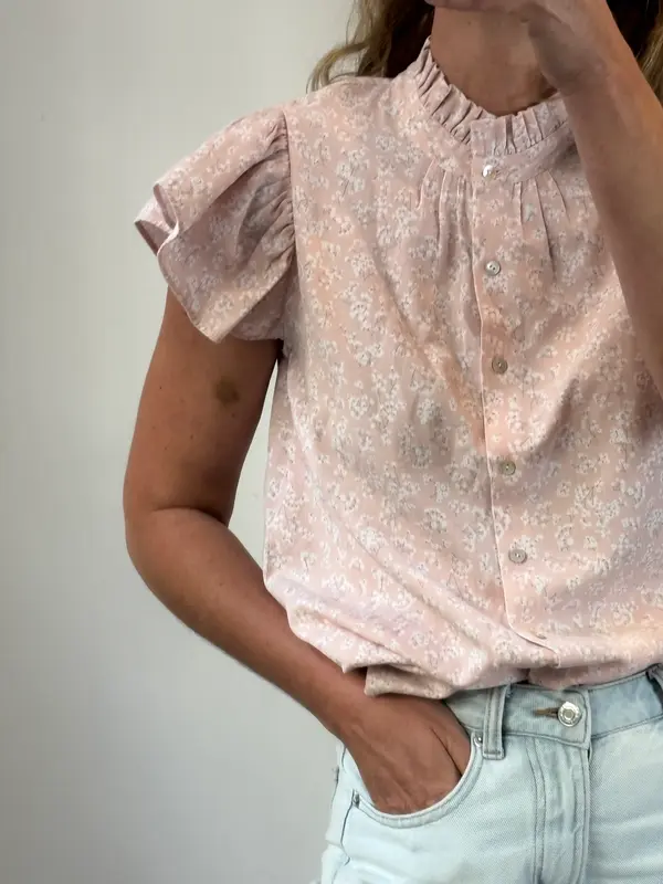 ANDION. Blusa tono pastel flores