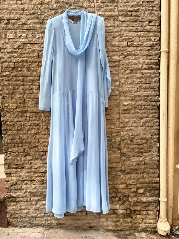 ANDION. Vestido azul claro gasa