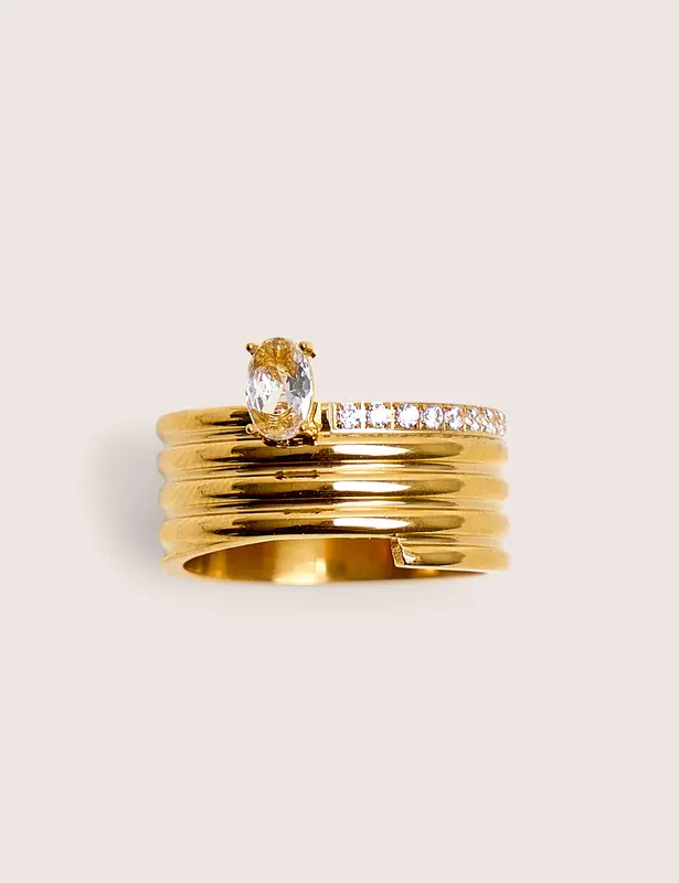 Anillo de oro en capas con detalle de diamante