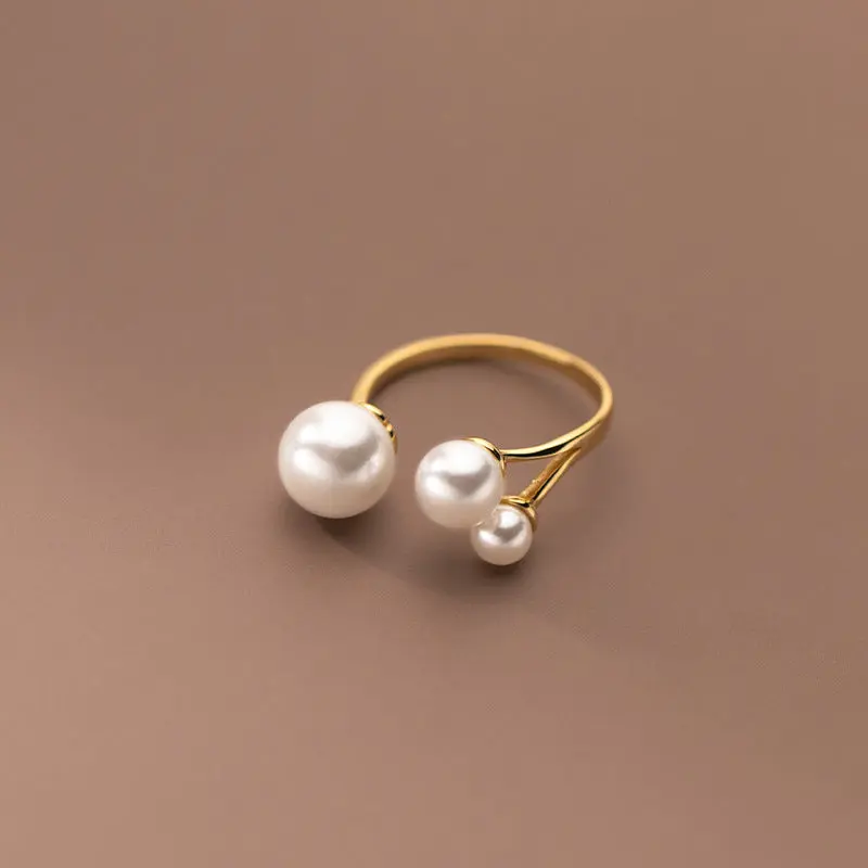 Anillo elegante con trío de perlas