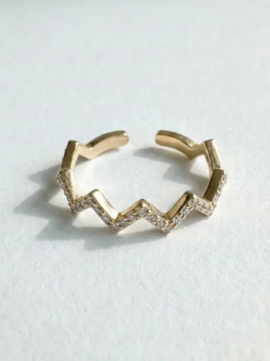 Anillo Zigzag con Piedras Preciosas