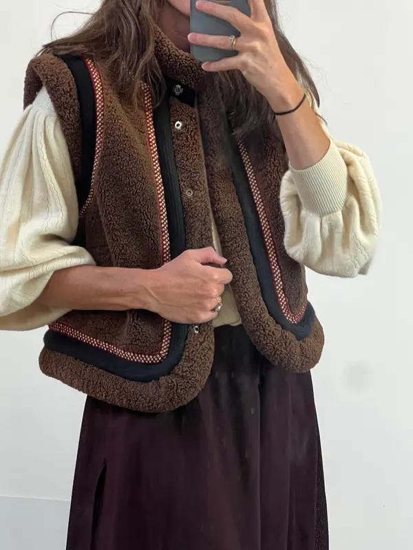 ANTIK BATIK. Chaleco marrón borrego detalles