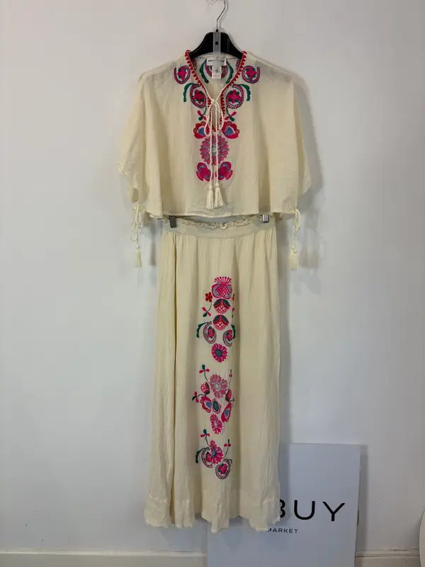 ANTIK BATIK. Conjunto top y falda bordados