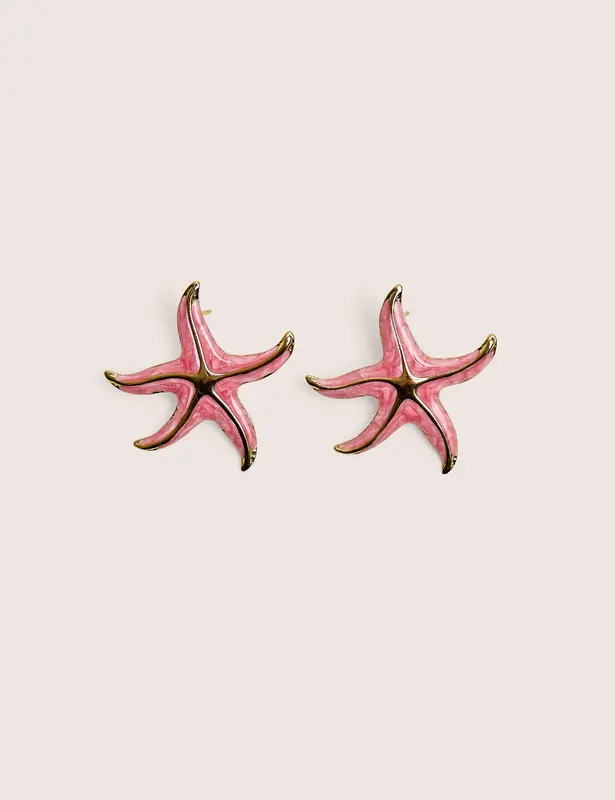 Arete de estrella de mar rosa con detalle dorado