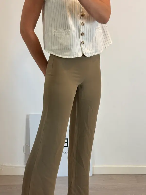 ARMANI COLLEZIONI. Pantalón fluido caqui. T 40