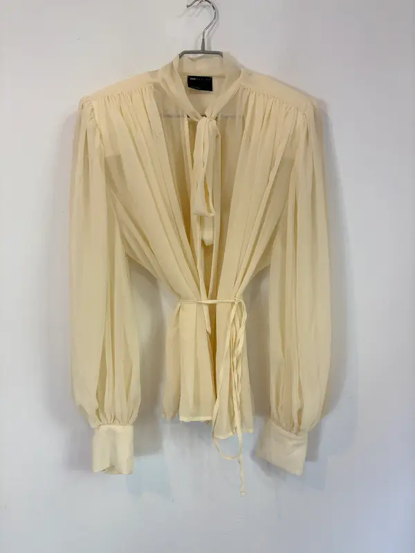 ASOS DESIGN. Blusa con transparencias detalle lazo