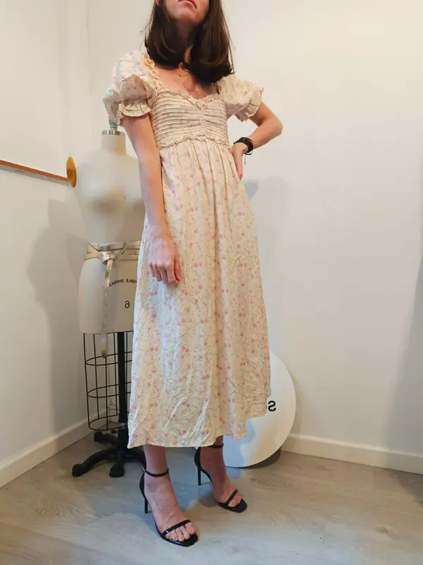 AUGUSTE. Vestido beige flores