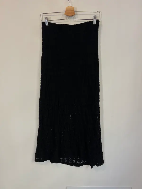 AWARE. Falda midi negra encaje06