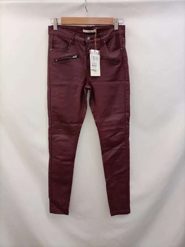 B. YOUNG. Pantalón burdeos encerado T26(34/36)