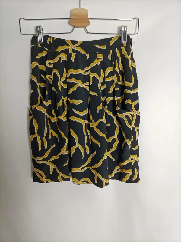 BA&SH. Falda fluida negra  estampado amarillo T.0(xs)