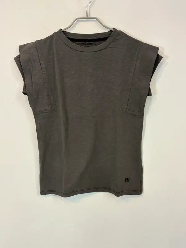 BAD HABITS. Camiseta gris detalle hombros
