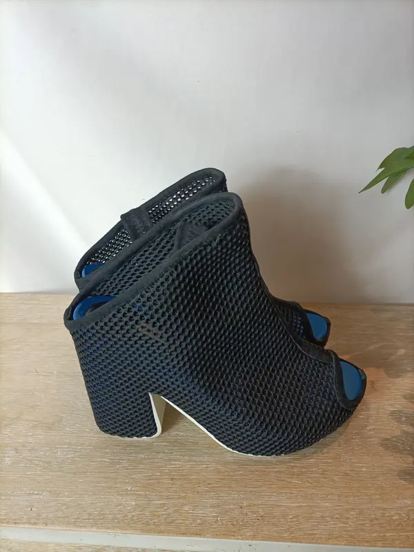 BALENCIAGA.  Zapato plataforma talón descubierto rejilla. T 39