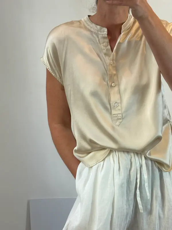 BANANA REPUBLIC. Blusa beige fluida de seda