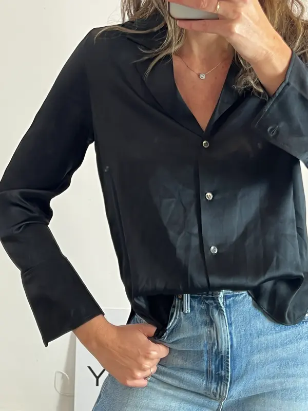 BANANA REPUBLIC. Blusa negra seda T.s