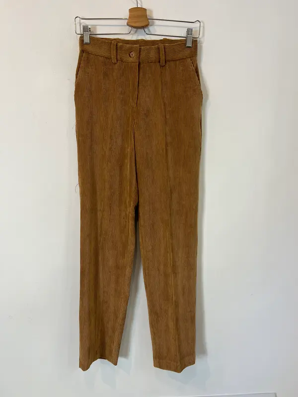BARILOCHE. Pantalón pinzas pana T.36