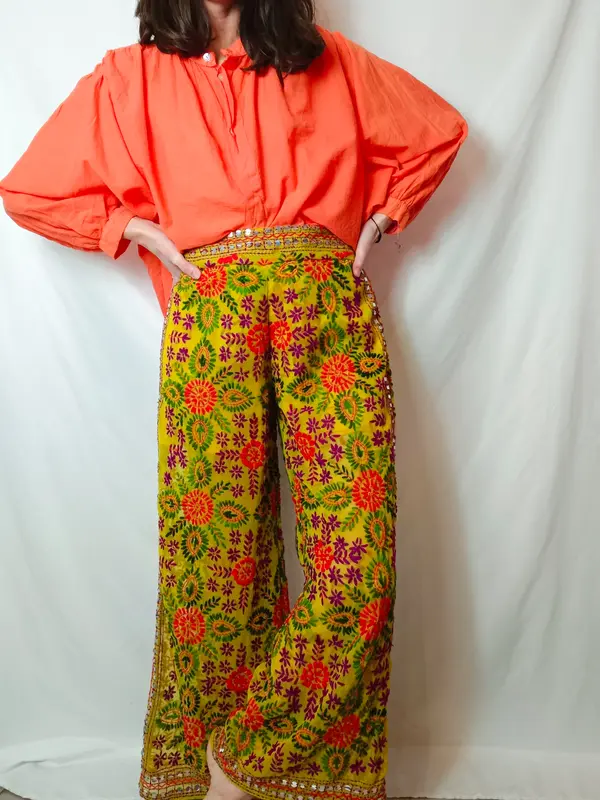BASYCO. Pantalón texturas y pedrería colores. T U (M)