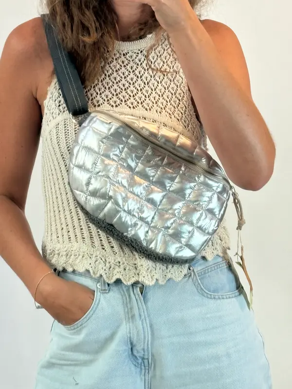 BELLEROSE. Riñonera plateada doble textura