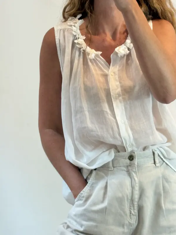 BELLEROSE. Top blanco detalle cuello