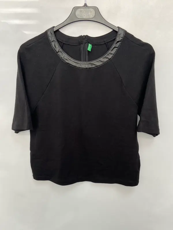 BENETTON.Camsieta negra cuello polipiel T.s