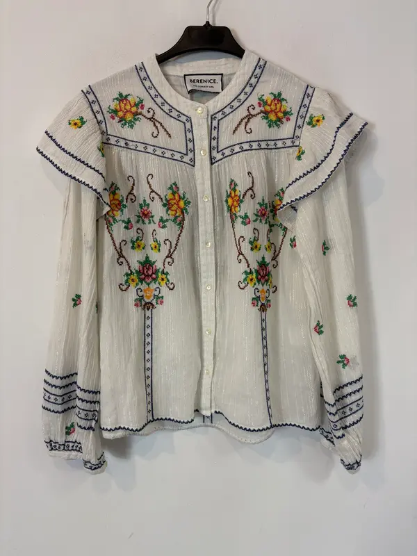 BERENICE. Blusa blanca bordados