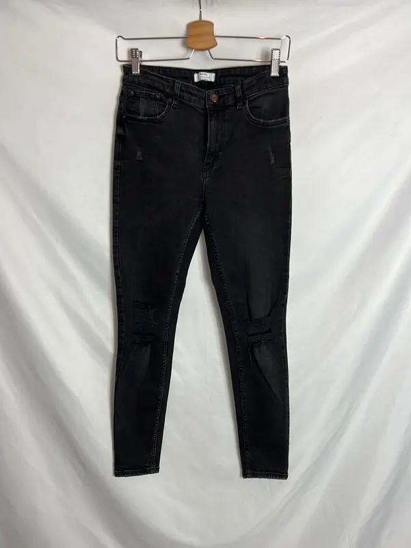 BERHKA. Pantalón negro rotos T.38