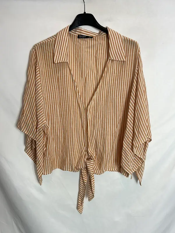 BERHSKA. Blusa rayas corchetes. T L