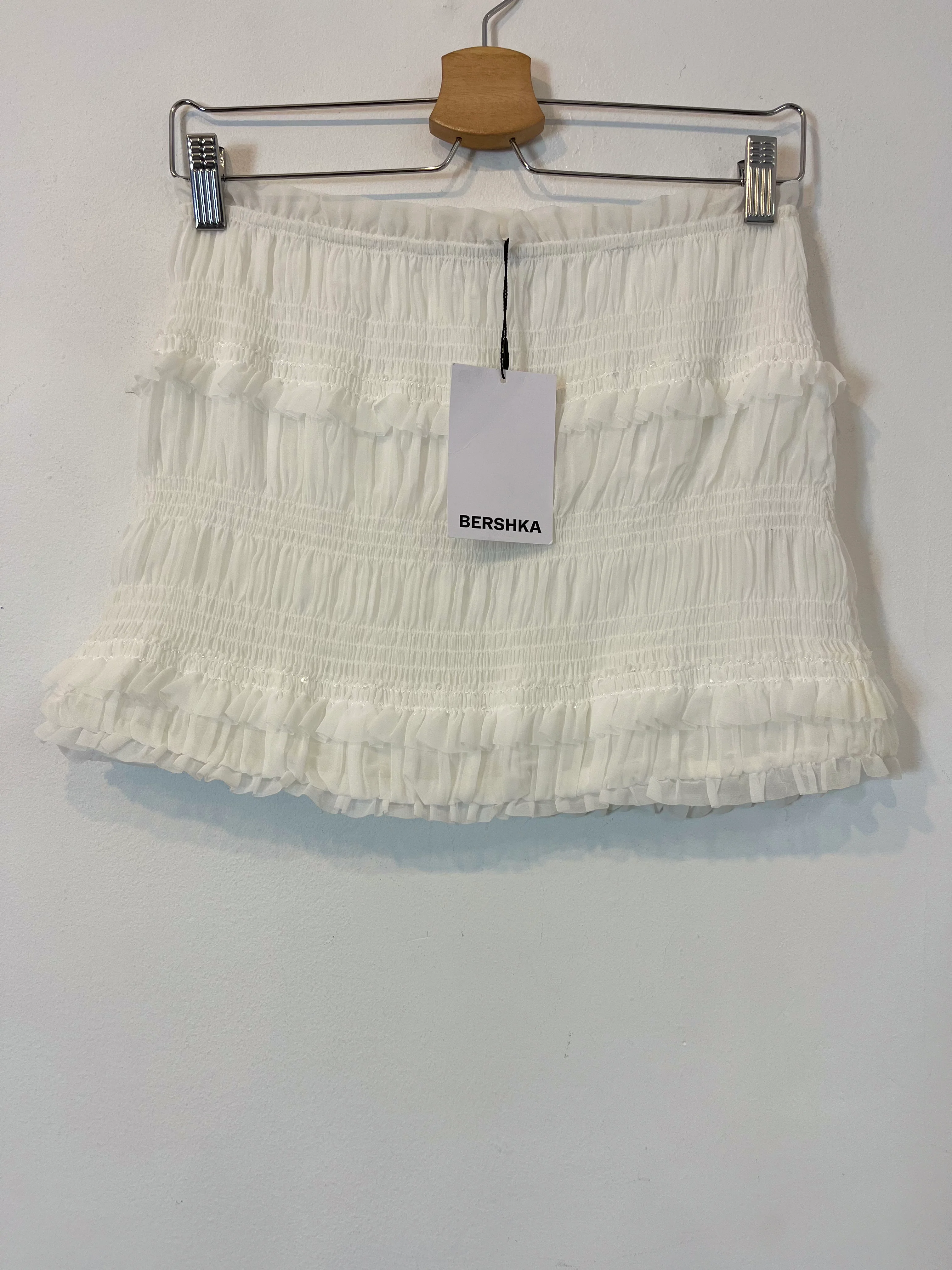 BERRHKA. Falda blanca nido abeja T.m