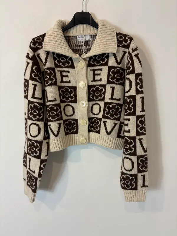BERSHKA. Chaqueta punto letras