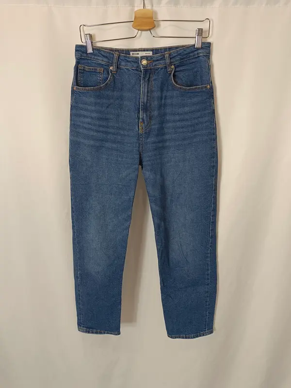 BERSHKA. Denim lavado medio mom fit. T 40