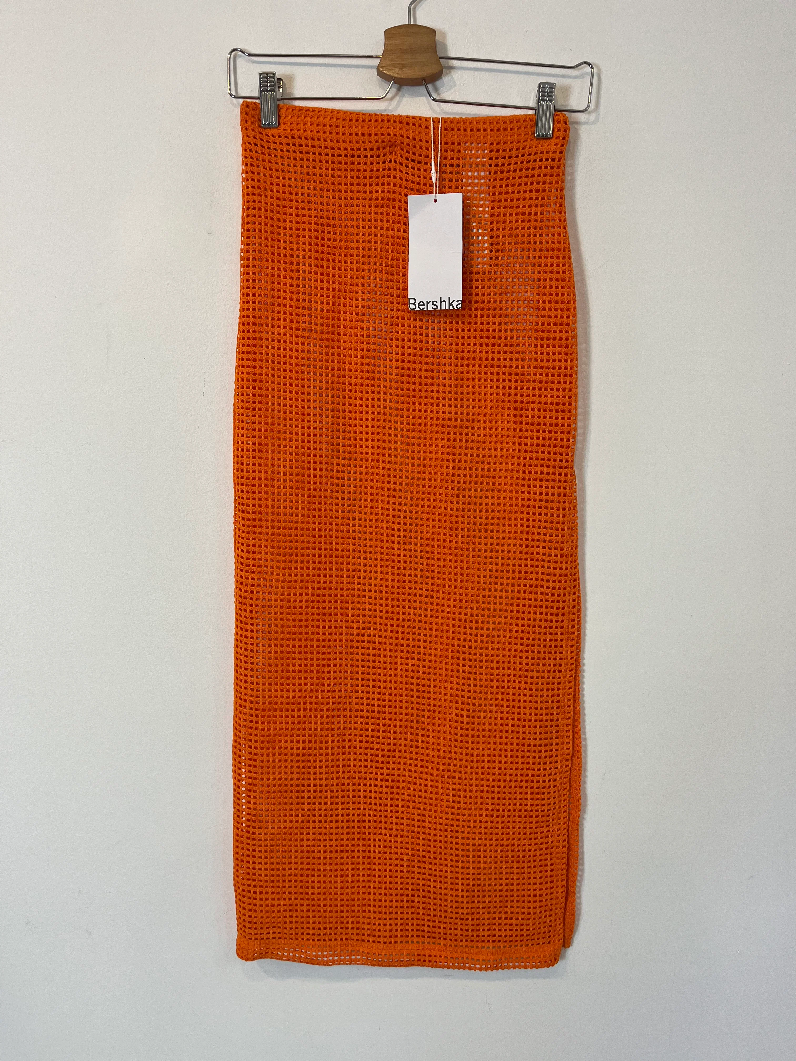 BERSHKA. Falda naranja troquelada. T. XS
