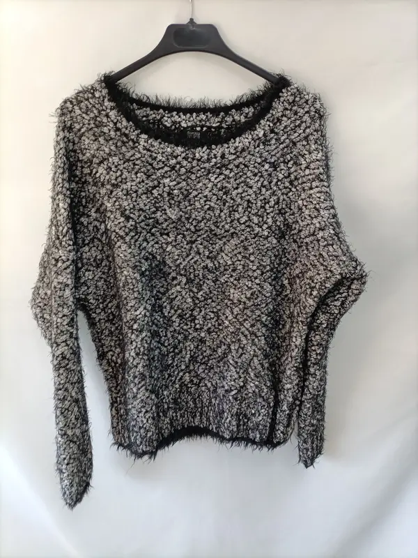 BERSHKA. Jersey blanco negro pelitos T.s