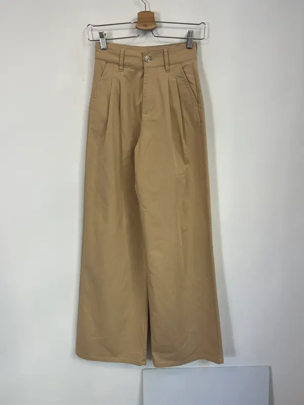 BERSHKA. Pantalón camel pinzas T.32