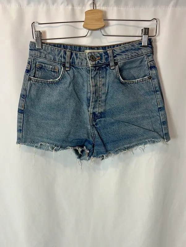 BERSHKA. Pantalón corto denim  abotonadoT.36