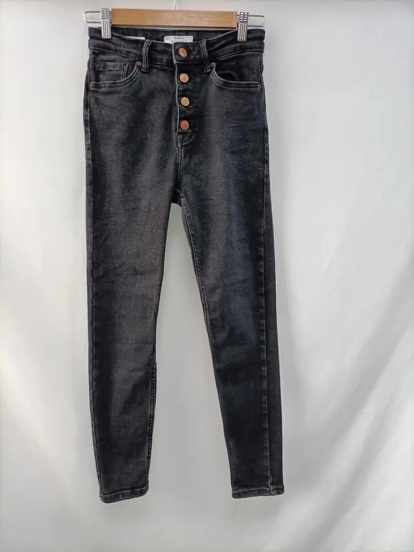 BERSHKA. Pantalón denim botones T.36